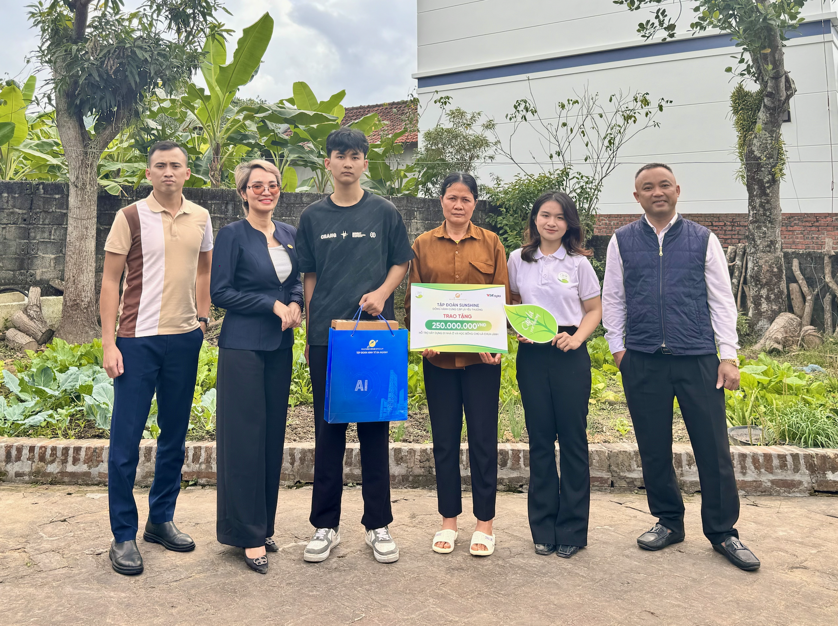 Sunshine Group tiếp sức hai hoàn cảnh khó khăn tại Bắc Ninh, trao điểm tựa để các em vững bước đến trường