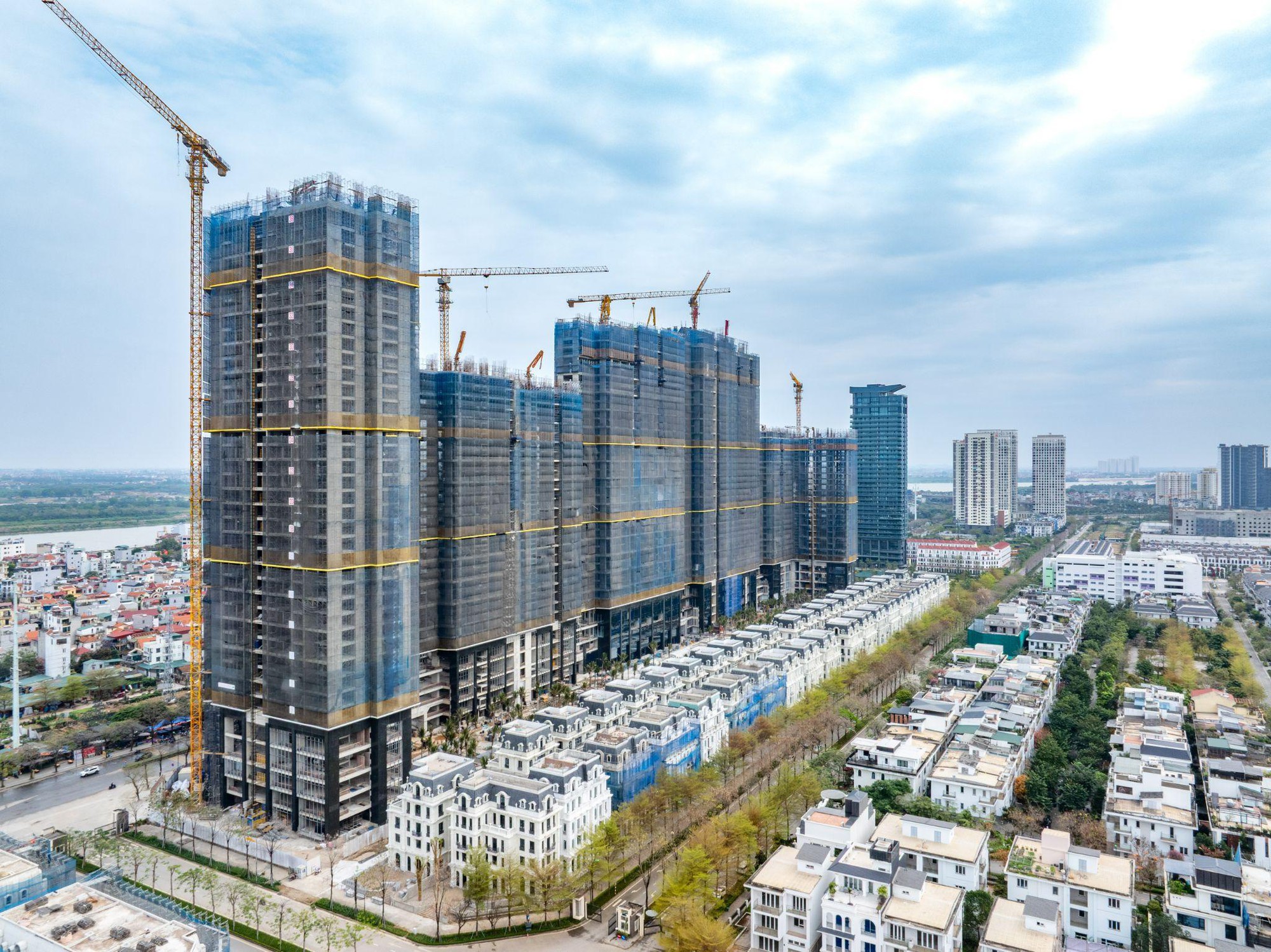 Noble Crystal Tay Ho WorldHotels Residences hiện đã cất nóc trên 3/5 toà tháp, đồng thời hoàn thiện cảnh quan, tiện ích nội khu